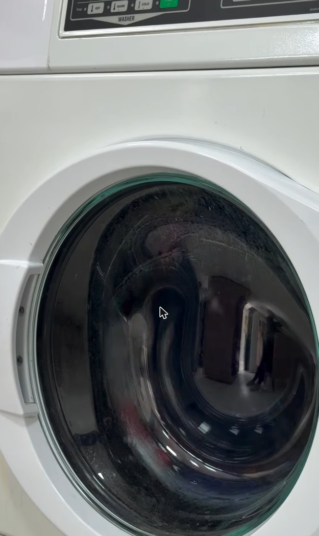 Máquina lavadora real em uma unidade LavMania
